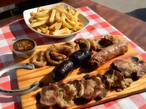 Mix de achuras y papas fritas comen 2