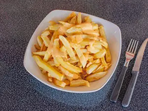 Papas con salsa cheddar p/dos