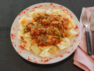 Ravioles con salsa bolognesa