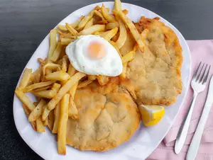 Supremas con fritas a caballo