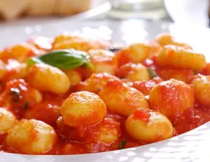 Ñoquis caseros con tuco