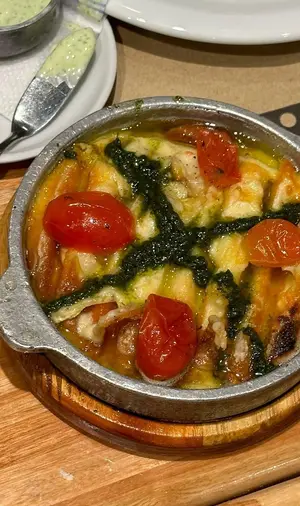 Provo con tomate y albahaca
