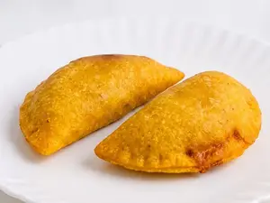 Empanada dominó (poroto negro con queso)