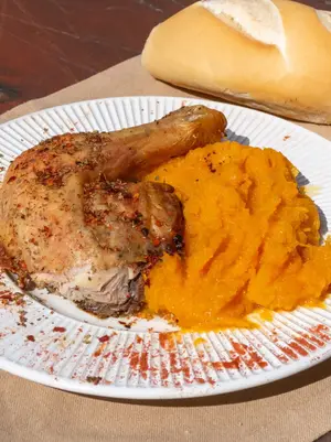 1/4 de pollo con guarnicion