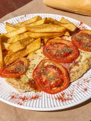 Milanesa de pollo napo c guarn