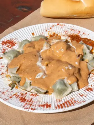 Ravioles con salsa