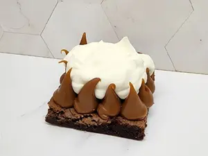 Brownie con dulce de leche y crema
