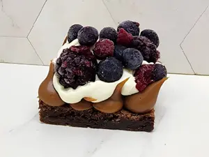 Brownie con frutos rojos
