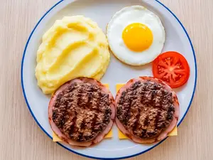 2 hamburguesas y pure de papa