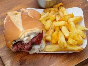 Choripan con papas fritas