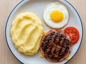 Hamburguesa al plato y pure
