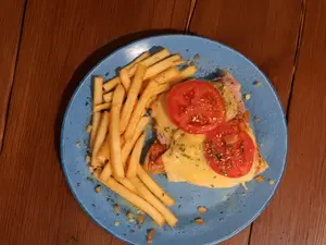 Matambrito a la pizza y papas fritas