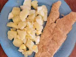 Merluza empanada y ensalada de papa y huevo