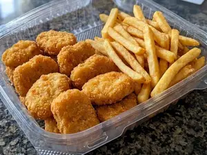 Nuggets c/ papas fritas