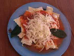 Ravioles de ricota, salsa fileto