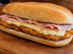Sandwich mila. pollo, j y q