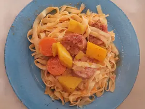 Tallarines en estofado de vegetales y chorizo