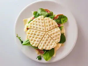 Wafle j. crudo, queso, tomate y rucula