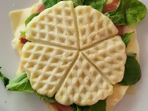 Wafle sin tacc, j. crudo, queso, ruc. tom