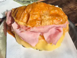 Medialuna con jamón y queso