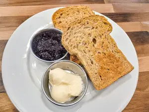 Porción de tostadas con dips
