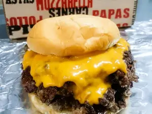Cheeseburguer simple con papas fritas
