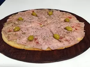 Pizza fugazzeta con jamon
