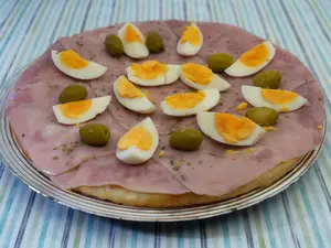 Pizza jamón con huevo