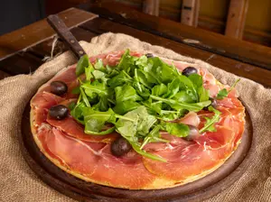 Pizza jamón crudo y rúcula