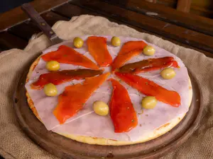 Pizza jamón y morrón