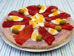 Pizza jamón y morrón con huevo