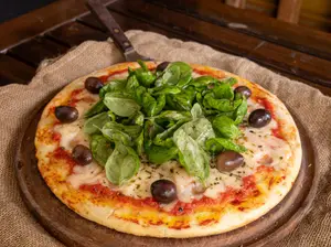 Pizza muzzarella con albahaca
