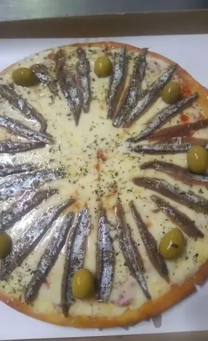 Pizza muzzarella con anchoas