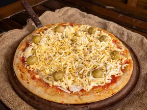 Pizza muzzarella con huevo