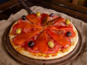 Pizza napolitana con morrón
