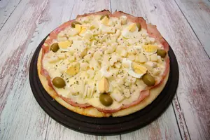 Pizza palmitos, jamón y huevo