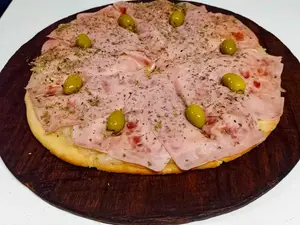 Pizza provolone con jamón