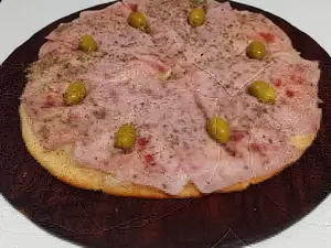 Pizza roquefort con jamón