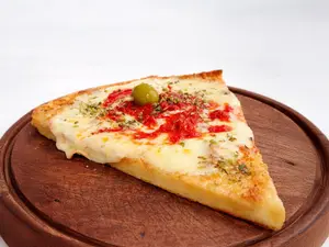 Porción de fainá a la pizza