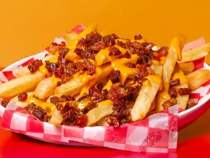 Papas fritas con cheddar y bacon.