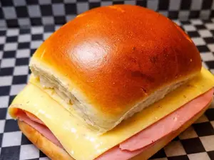 Pebete de jamón y queso