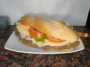 Sándwich de milanesa con jamón y queso