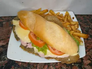 Sándwich de milanesa con lechuga y tomate