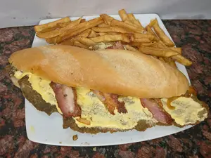 Sándwich de milanesa con panceta, cheddar y verdeo