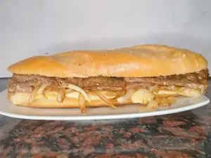 Sándwich de nalga con cebolla