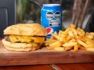 Combo - Hamburguesa con queso cheddar + Gaseosa línea Pepsi + Papas