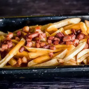Papas con cheddar y panceta
