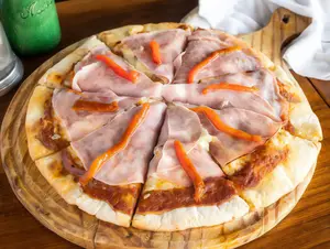Pizza con jamón cocido