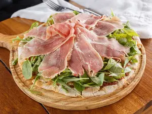 Pizza con jamón crudo