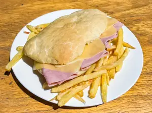 Sandwich jamón y queso